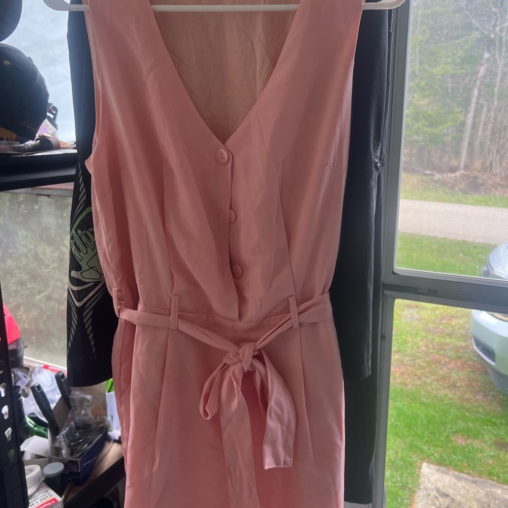 Sleeveless Pink V-Neck Belted romper women’s medium w/pockets
